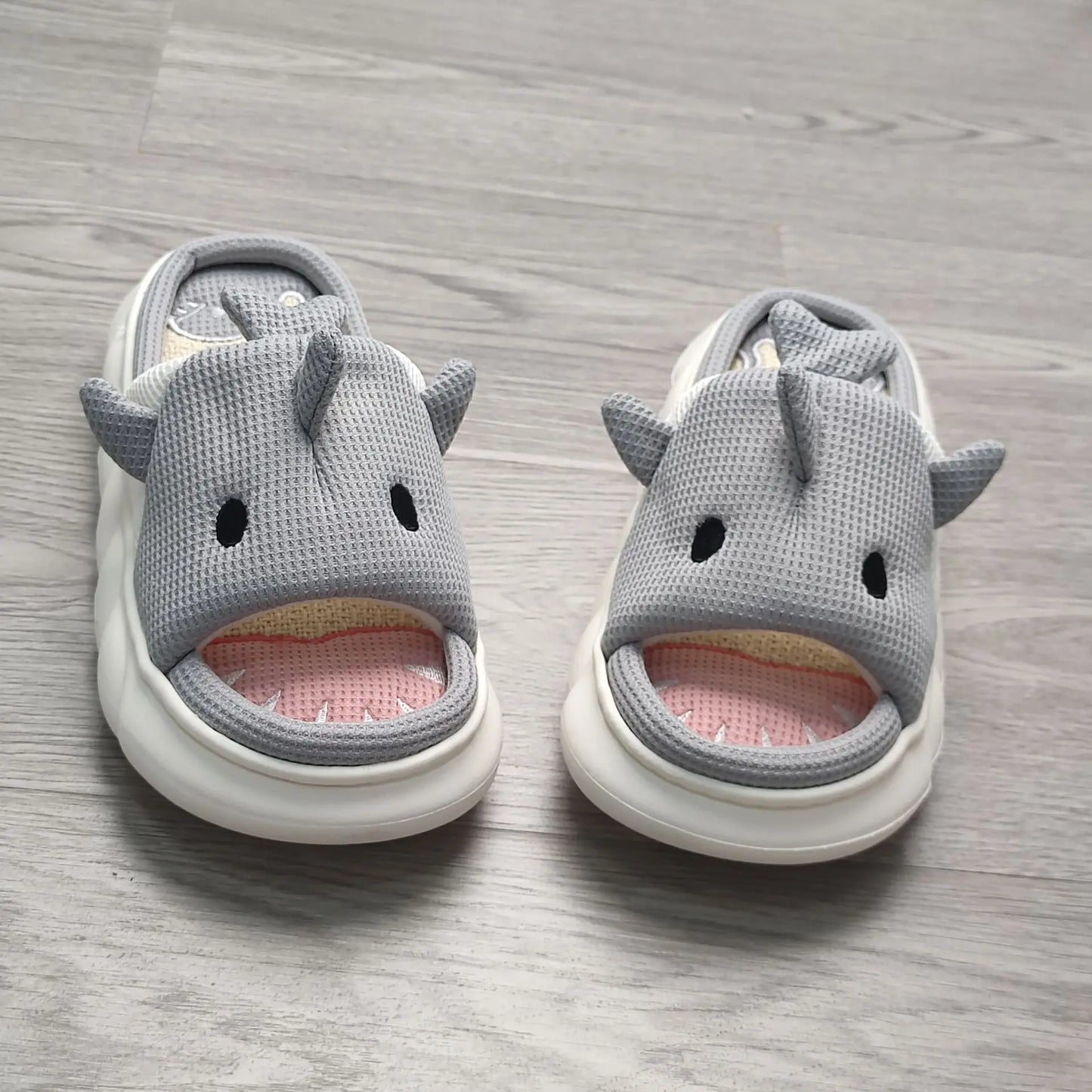 Nosso "Cozy Embroidered" Slippers